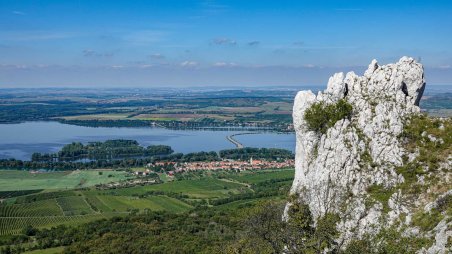 Výhled na obec Horní Věstonice a vodní nádrž Nové Mlýny ze skal na hřebenu kopce Děvín