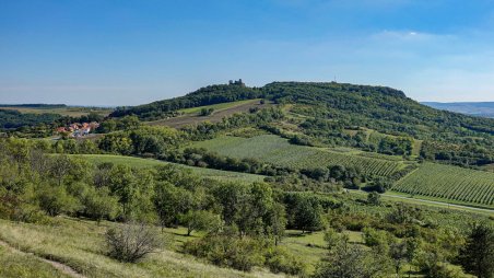 Výhled na Stolovou horu od zříceniny kaple sv. Antonína