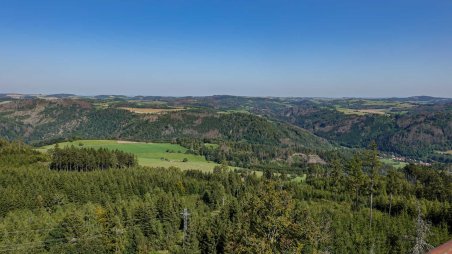 Výhled z vrcholu skály nad zříceninou hradu Zubštejn