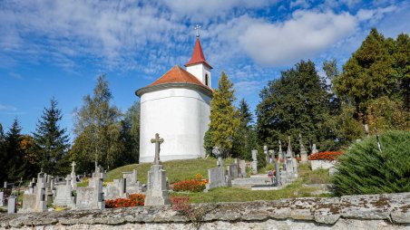 Kaple sv. Kříže na hřbitově Český Rudolec