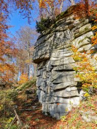 Skalní masiv Templářská stěna v přírodní rezervaci Štamberk a kamenné moře