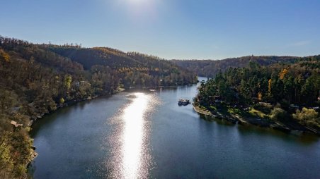 Výhled na rekreační oblast Chmelnice na Vranovské přehradě od zříceniny hradu Cornštejn