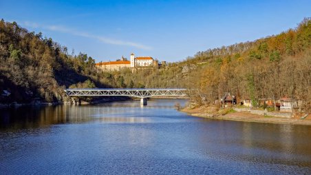 Výhled na hrad Bítov nad Vysočanským mostem přes Vranovskou přehradu z rekreační oblasti Chmelnice