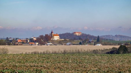 Výhled na kostel sv. Martina v obci Čáslavice a zámek Sádek
