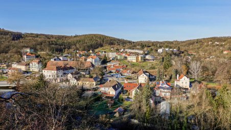 Výhled na město Vranov nad Dyjí ze skalní rokle Švédský příkop