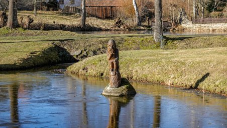 Dřevěná socha vodníka v obci Horní Radíkov