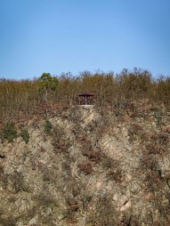 Turistický přístřešek Králův stolec nad Znojemskou přehradou