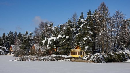 Rekreační chaty u rybníka Horní Šatlava