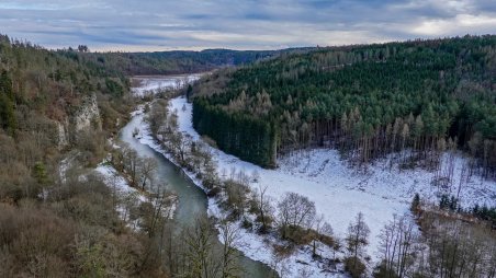 Výhled do údolí řeky Dyje vtékající do České republiky z Grázlovy vyhlídky v přírodní rezervaci Bílý kříž