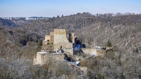 Výhled na zříceninu hradu Cornštejn od předsunuté bašty