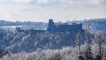 Výhled na zříceninu hradu Cornštejn ze skalní vyhlídky Hvězdička