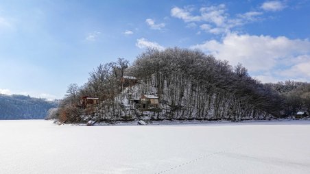 Vranovská přehrada pod obcí Bítov