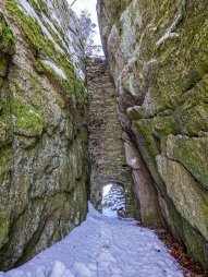Branka v úzké skalní průrvě na nádvoří zříceniny skalního hradu Štarkov (Skály, Stařechovice)