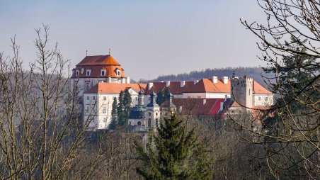 Výhled na zámek Vranov nad Dyjí z vyhlídky Tanečnice