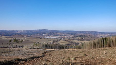 Výhled na obec Mrákotín a vrchol Javořice z vrcholu kopce Zdeňkov (671) severozápadním směrem