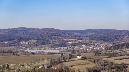Výhled na obec Mrákotín a vrchol Javořice z vrcholu kopce Zdeňkov (671) severozápadním směrem