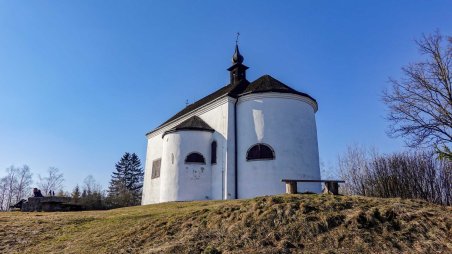 Kostel sv. Jáchyma nad obcí Dobrá Voda