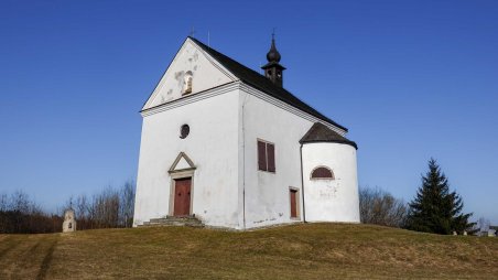 Kostel sv. Jáchyma nad obcí Dobrá Voda