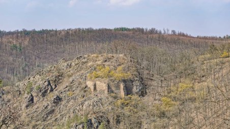 Zřícenina hradu Levnov (Ketkovický hrad) na skalním hřebeni