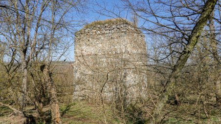 Předsunutá bašta zříceniny hradu Cornštejn nad Vranovskou přehradou