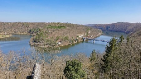 Výhled na Vranovskou přehradu od zříceniny hradu Cornštejn