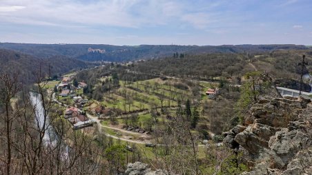 Výhled do údolí na Vranov nad Dyjí ze skalní vyhlídky Claryho kříž