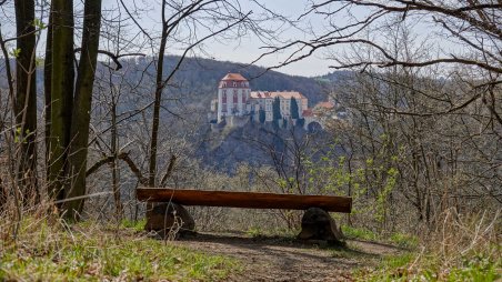 Vyhlídkové místo na zámek Vranov nad Dyjí z naučné stezky Claryho okruh