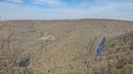 Výhled na meandr řeky Dyje s obeliskem nad Ledovými slujemi ze skalní vyhlídky Martinova stěna