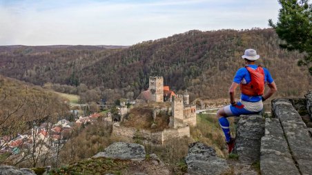 Výhled východním směrem na městečko Hardegg z úbočí kopce Max-Plateau