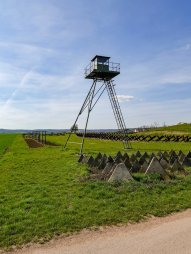 Bývalá strážní věž a pohraniční opevnění v areálu československého opevnění Šatov