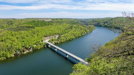 Výhled na Bítovský most přes Vranovskou přehradu ze skalní vyhlídky u předsunuté bašty zříceniny hradu Cornštejn