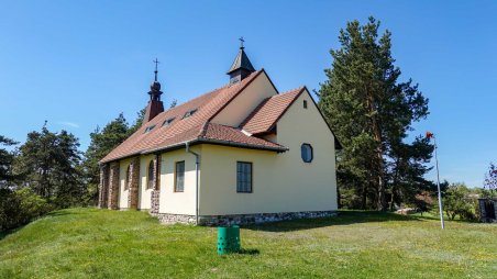 Kostel Nejsvětější Srdce Páně u hřbitova Oslnovice