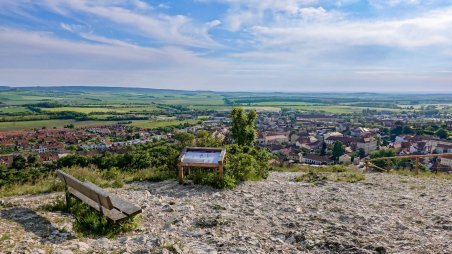 Výhled na Mikulov z úbočí Svatého kopečku
