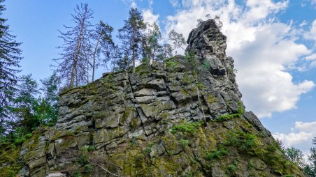 Skalní věž Paličatá v lezeckém sektoru Čtyři palice na vrcholu kopce Čtyřpaličaté skály (732) v přírodní rezervaci Čtyři palice