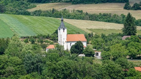 Výhled na kostel sv. Martina v obci Dolní Loučky od železniční zastávky Most Míru