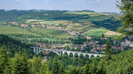 Výhled na železniční most Míru a obec Dolní i Horní Loučky z úbočí kopce Pasník