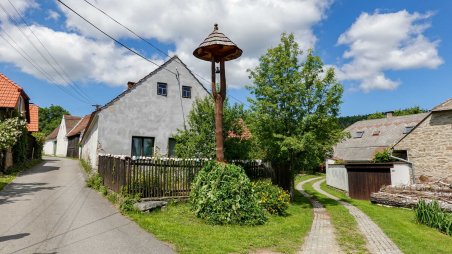 Zvonička v obci Lhotka