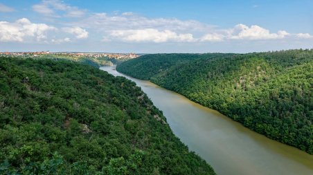 Výhled na Znojemskou přehradu z vyhlídky Dlouhá řeka
