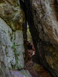 Průchod ve skalní věž Pecen v přírodní památce Pasecká skála