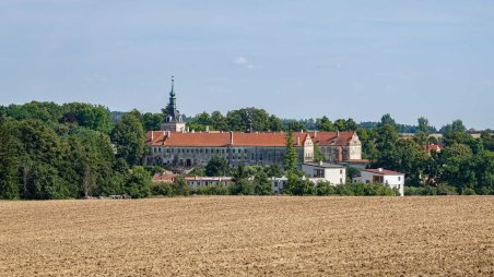 Právě rekonstruovaný zámek Uherčice