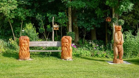 Dřevěné sochy v obci Riegersburg
