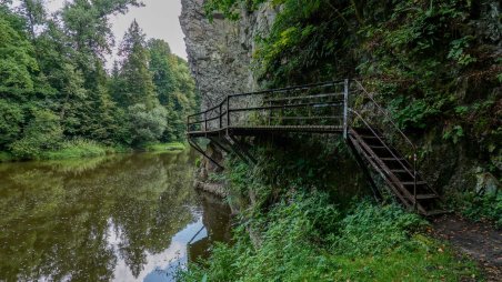 Visutá lávka na řece Lužnice pod zříceninou hradu Příběnice