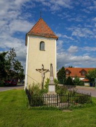 Zvonice a pomník v obci Oleksovičky