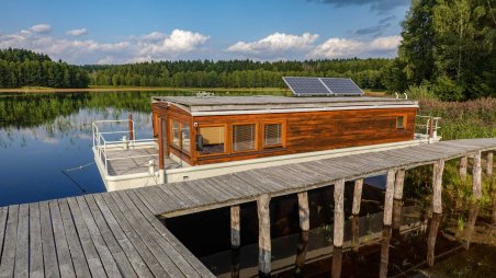 Hausbót na rybníku Kačer v soukromé přírodní rezervaci Rajchéřov - Walden
