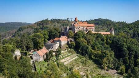 Výhled na hrad Pernštejn ze západu od okraje lesa