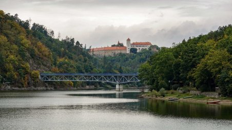 Hrad Bítov nad Vysočanským mostem přes Vranovskou přehradu