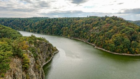 Výhled na Vranovskou přehradu z hradiště Chvalatice v přírodní rezervaci Růžový vrch