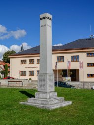 Pomník obětem 1. a 2. světové války v obci Mrákotín