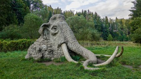 Socha mamuta u přírodní památky Rozštípená skála