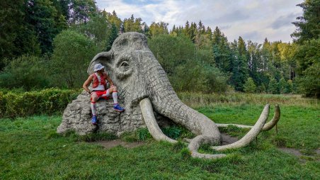 Socha mamuta u přírodní památky Rozštípená skála